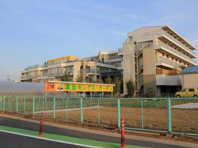 綺麗な外観の建物 外観 広々とした敷地に立地する明るい建物です。快適な職場環境をお探しの方にもおすすめです。