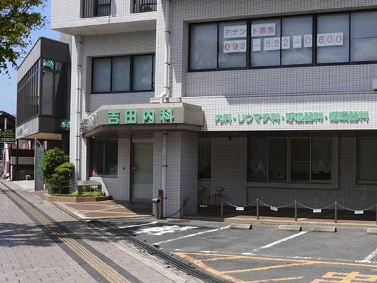 病院外観の正面玄関  