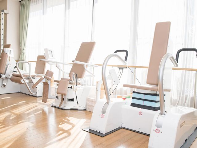 自然光が入る訓練室 機能訓練室 明るい室内でのリハビリ設備が整っています。自然光の中で快適にトレーニング可能です。