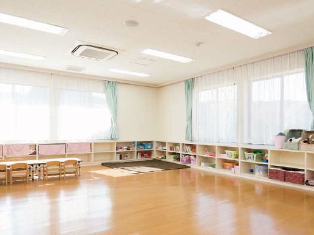 自然光が入る多目的室 多目的室 広々とした空間で、自然光が差し込み、明るい雰囲気です。収納も整備され、使いやすさが考慮されています。