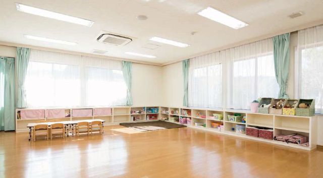 自然光が入る多目的室 多目的室 広々とした空間で、自然光が差し込み、明るい雰囲気です。収納も整備され、使いやすさが考慮されています。