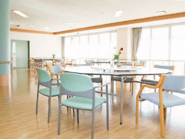 広々としたラウンジ ラウンジ 広々としたラウンジでは、明るい自然光が差し込み、リラックスして過ごせます。