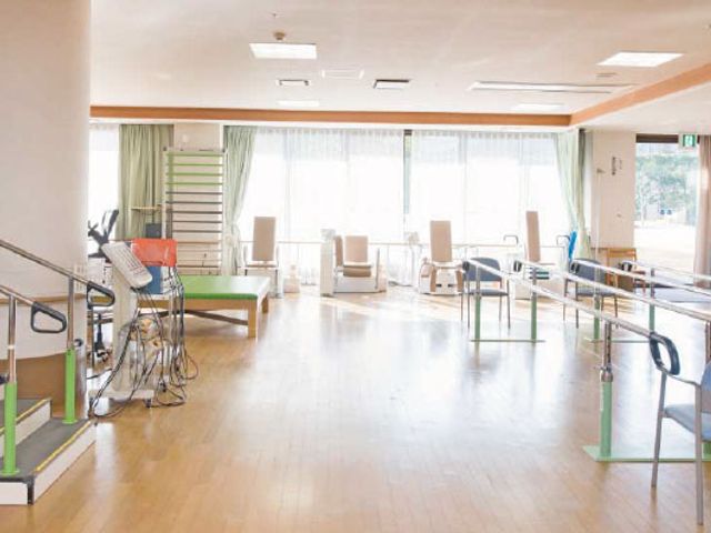 自然光が入る訓練室 機能訓練室 自然光がふんだんに差し込む訓練室では、清潔で明るい環境の中でリハビリに取り組めます。