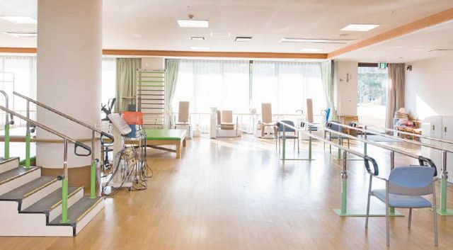 自然光が入る訓練室 機能訓練室 自然光がふんだんに差し込む訓練室では、清潔で明るい環境の中でリハビリに取り組めます。