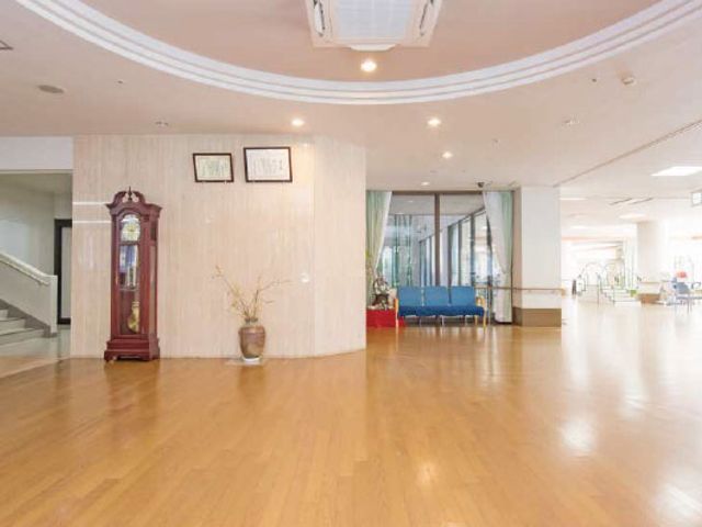 ** 広々としたラウンジ ** ラウンジ ** 広々としたラウンジは、自然光が差し込む明るい空間です。リラックスした時間を過ごせます。