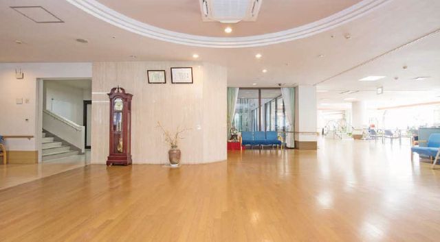 ** 広々としたラウンジ ** ラウンジ ** 広々としたラウンジは、自然光が差し込む明るい空間です。リラックスした時間を過ごせます。