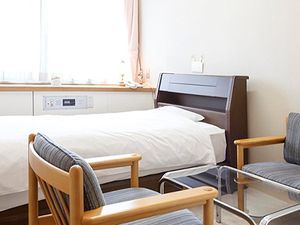 ベッドと椅子のある居室  