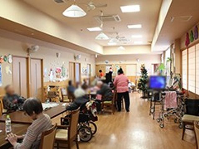 明るい室内のラウンジ ラウンジ 広々とした明るい空間です。訪れる方が和やかに過ごせる場所で、様々な活動が行われています。