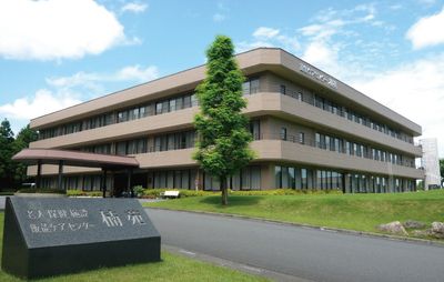 広大な敷地の施設外観
