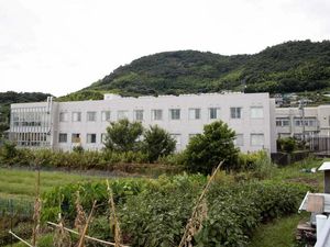 緑に囲まれた施設外観  