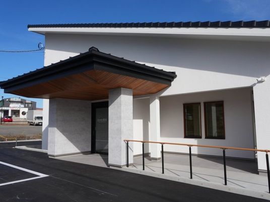 白い建物の玄関外観  