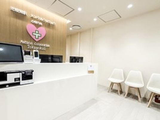 明るい受付カウンターのロビー  