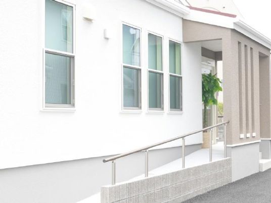 明るい外観の玄関アプローチ  