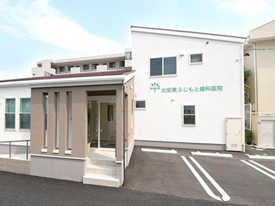 明るい外観の建物  