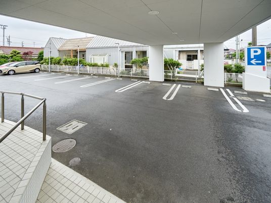 駐車場と建物外観  