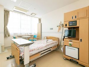 明るい居室のベッド  