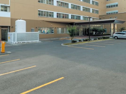 建物正面の駐車場  