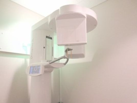 明るい浴室の機器  