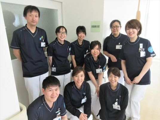 笑顔のスタッフが並ぶ廊下  