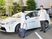 送迎車の前に立つスタッフ  