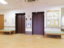 エレベーターホールと掲示物