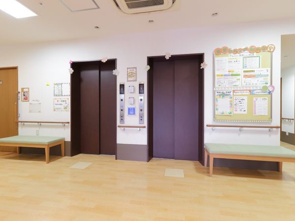 エレベーターホールと掲示物