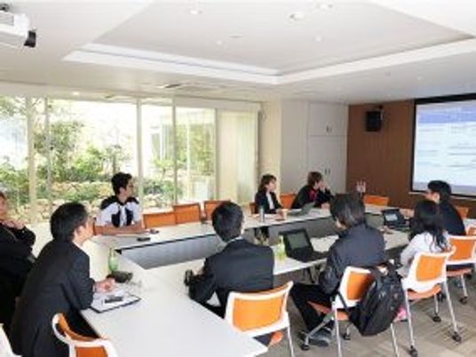 会議室で打合せする人々  