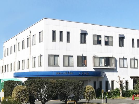白い建物の外観  