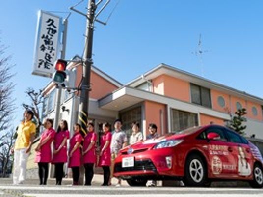 施設外観と送迎車  