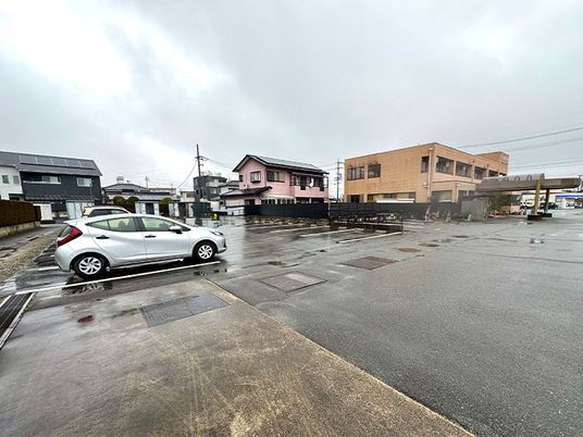 雨の日の駐車場  