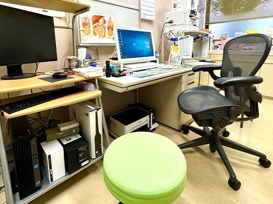 事務机と椅子のある部屋  