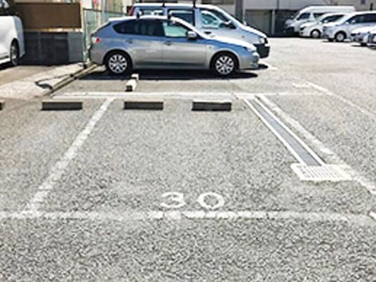 駐車場の車いす枠  