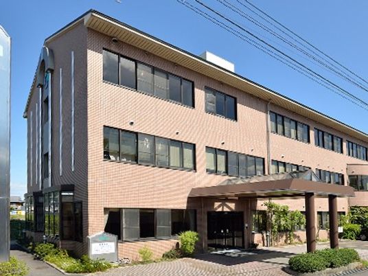 三階建ての建物外観  