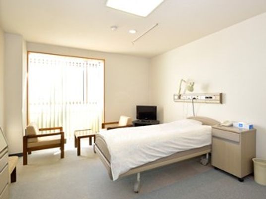 明るい居室のベッド  