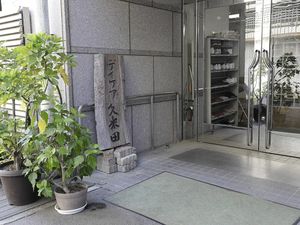 植木が並ぶエントランス  