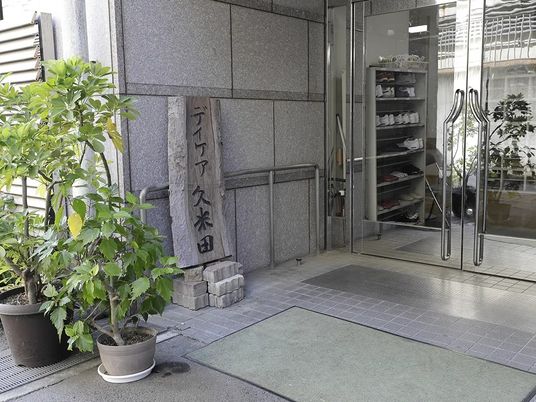 植木が並ぶエントランス  