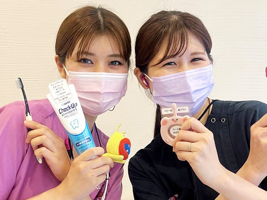 歯科用品を持つスタッフイメージ  
