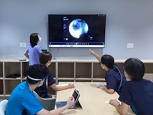 機能訓練室で映像確認  