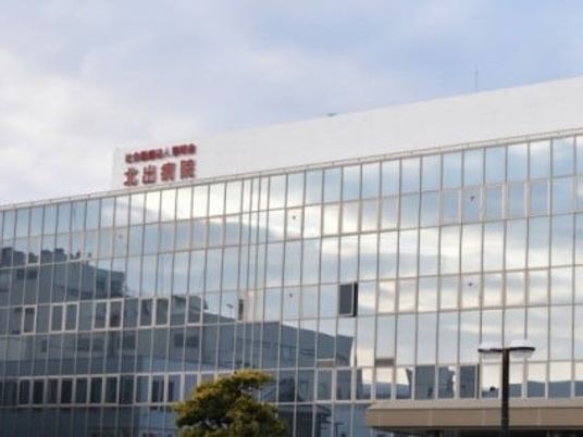 反射する外観  