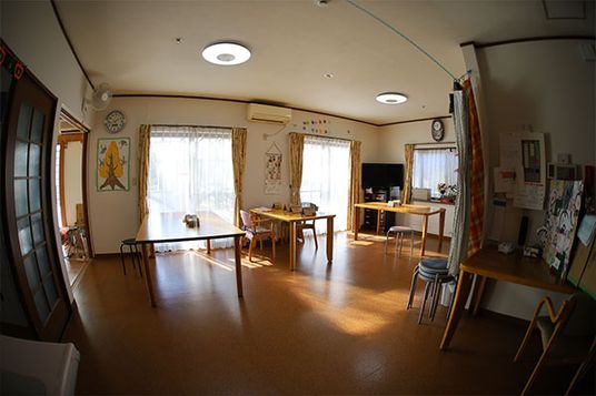 自然光が入る広い空間の部屋