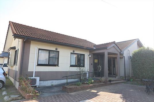 シンプルな外観の建物