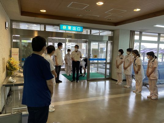 出入口での集合場面  