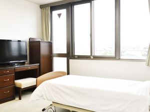 明るい居室のベッド  