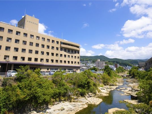 川沿いの施設外観  