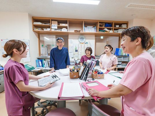 看護師が話し合う休憩室  