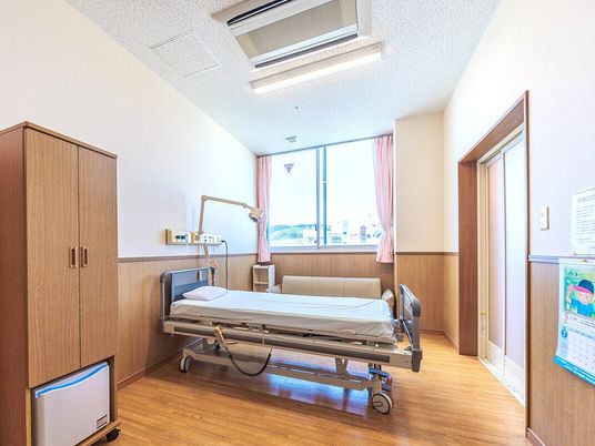 明るい個室の居室  