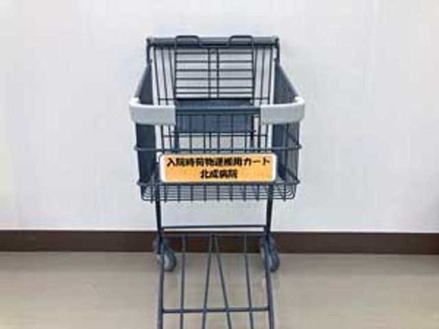 案内カートのある廊下  