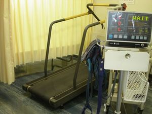 機能訓練機器のある室内  