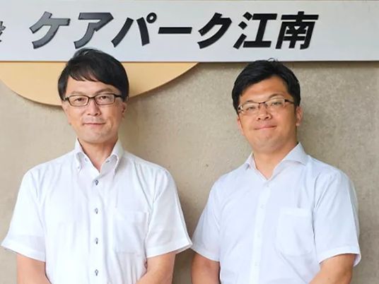 スタッフ2人と看板  