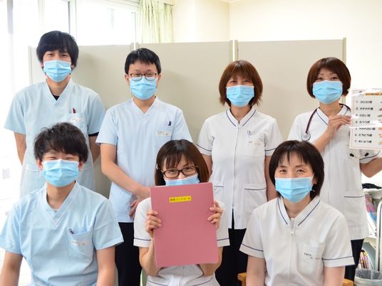 マスク姿の職員集合  
